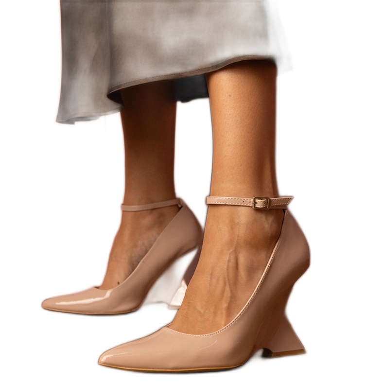 Béžové lakované lodičky na klínku béžový Béžové lakované lodičky na klínku béžový