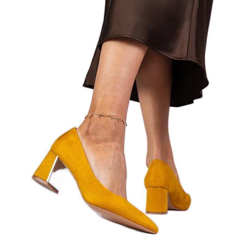 Žlutá čerpadla na elegantně zdobeném sloupku Žlutá čerpadla na elegantně zdobeném sloupku