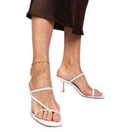 Bílé elegantní žabky na vysoké patě bílý