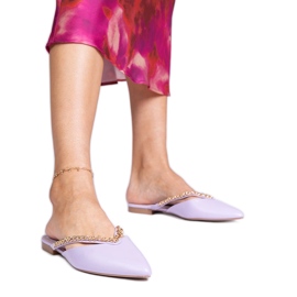 Fialové elegantní překlopení zdobené řetězem fialová