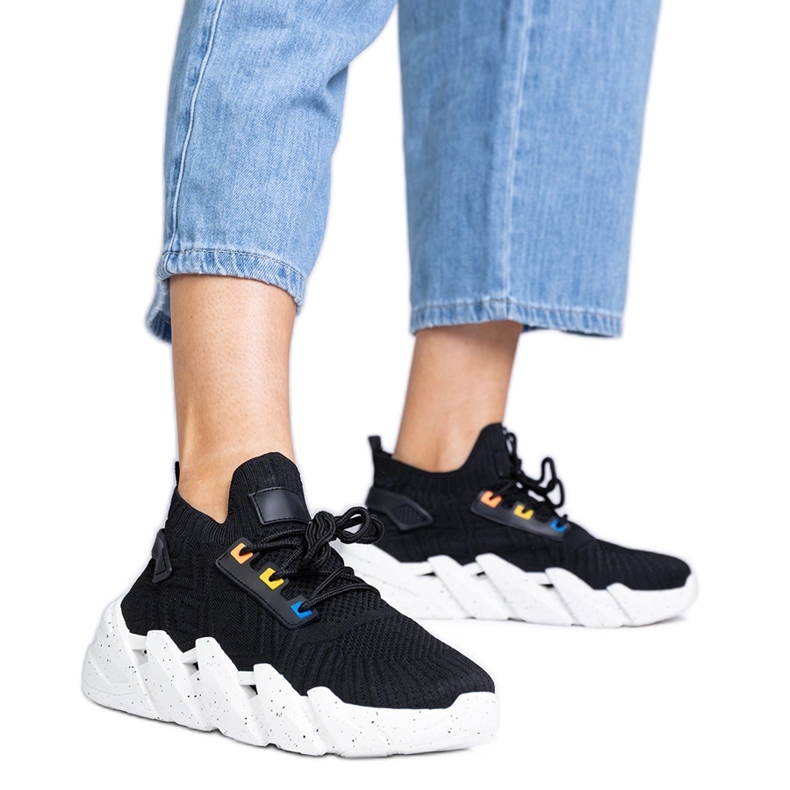 Černé sportovní tenisky na masivní podrážce černá