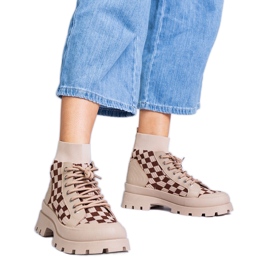 Tenisky hnědých bot na platformě Tenisky hnědých bot na platformě