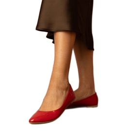 Červené lakované balerínky červený
