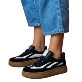 Tenisky černých tenisek na husté podrážce