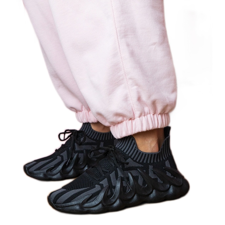 Černé sportovní tenisky na masivní podrážce černá Černé sportovní tenisky na masivní podrážce černá