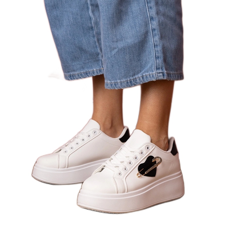 Bílé tenisky s černým srdcem a zirkonovými kolíky bílý