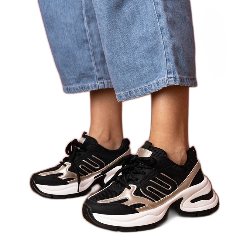 Černé sportovní tenisky na masivní podrážce černá