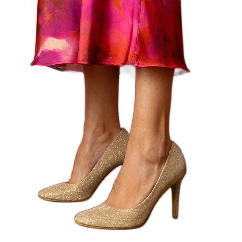 Zlaté čerpadla na brokátové povrchové úpravě zlatý