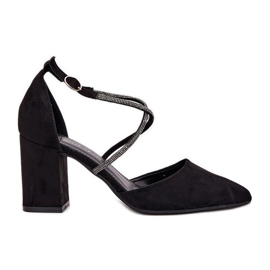 Čerpadla s špičatými prsty a zdobenými pruhy na sloupu černé černý