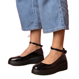 Na platformě jsou černé boty černý