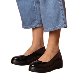 Na platformě jsou černé boty černý