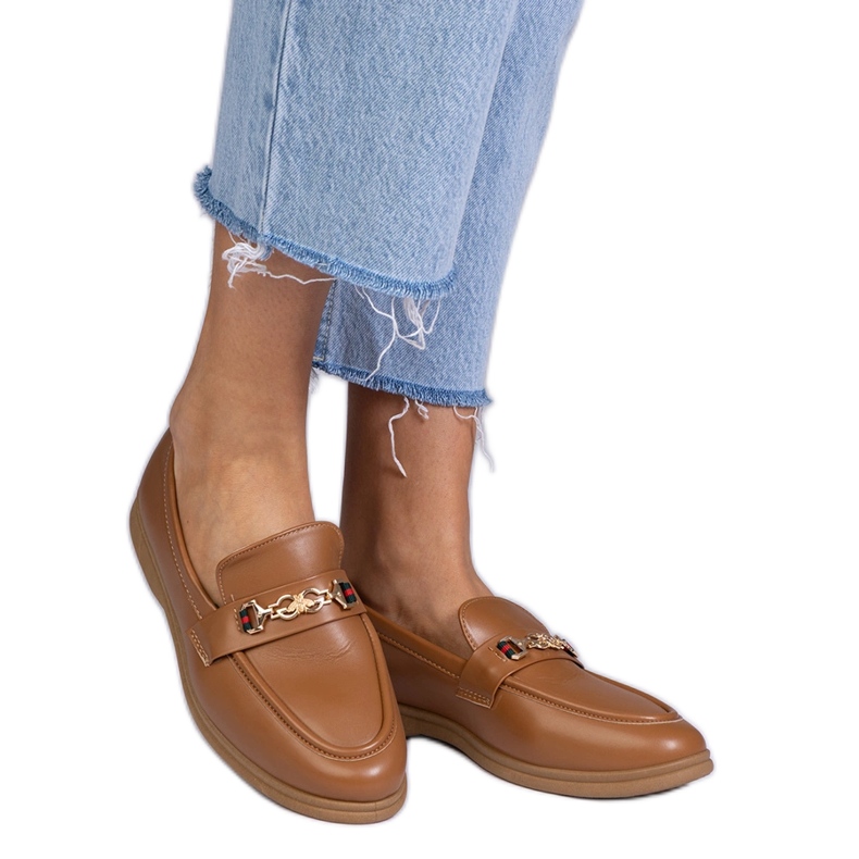 Tmavě hnědé mokasíny se zlatou dekorací hnědý