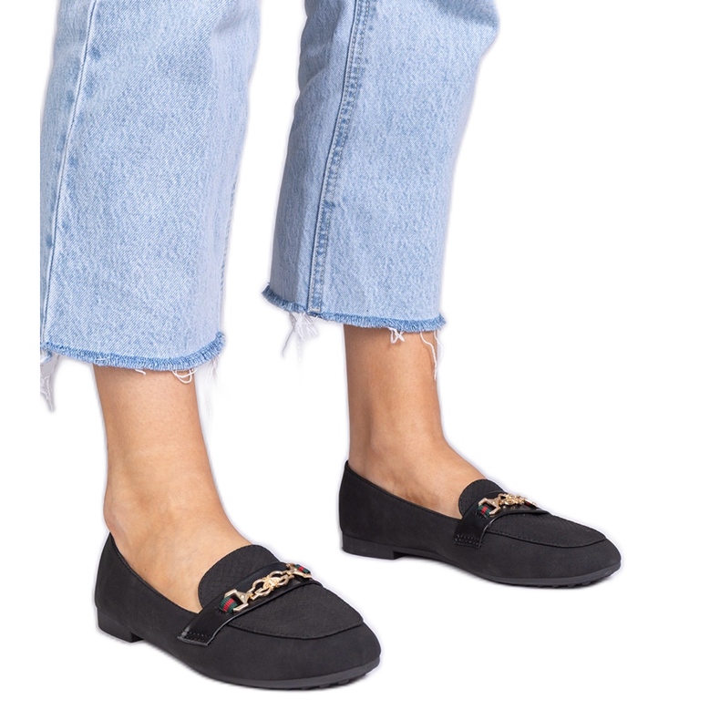 Černé mokasíny s matným povrchem se zlatou dekorací černá