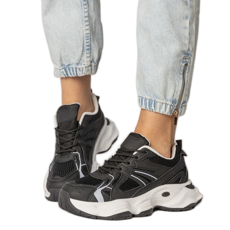 Černé sportovní tenisky na masivní podrážce černá