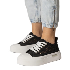 Otevřené práce žen s černé tenisky černý