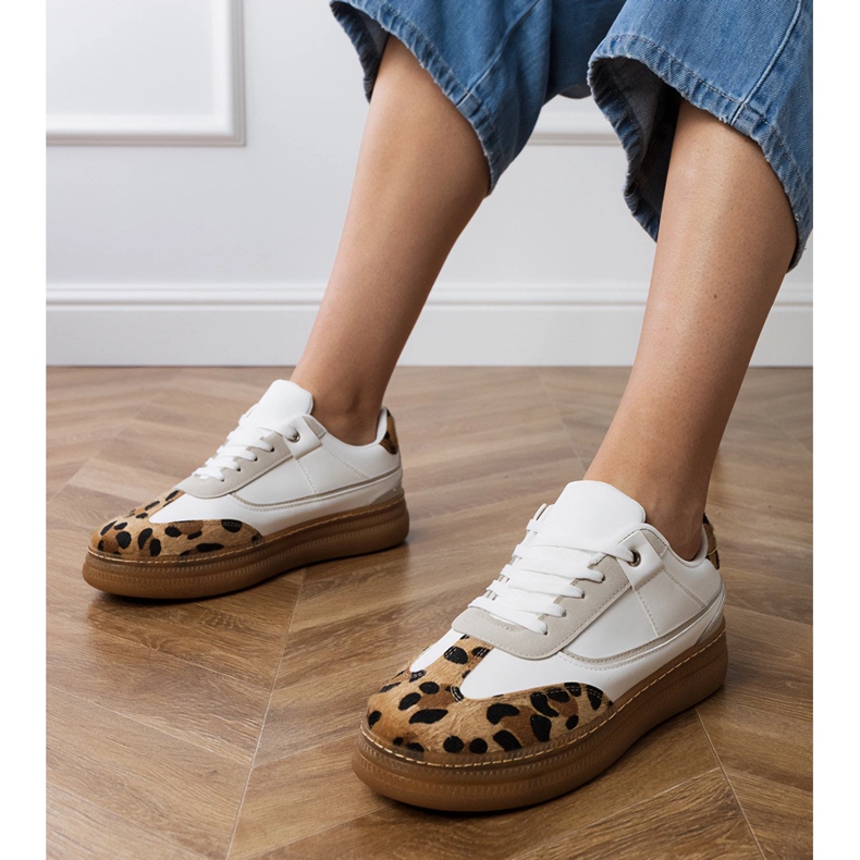Bílé tenisky s leopardovým příslušenstvím bílý