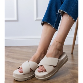 Béžové klapky s pruhy na platformě béžový Béžové klapky s pruhy na platformě béžový