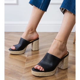 Black Espadrilles na příspěvku černý