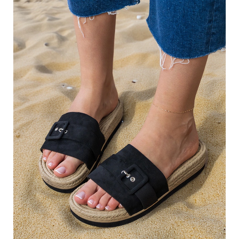 Black Flip -Flops na platformě s dekorativní sponou černá