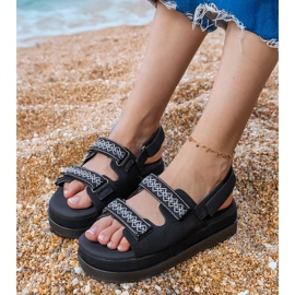 Černé sandály s vyšívanými pruhy na platformě černý