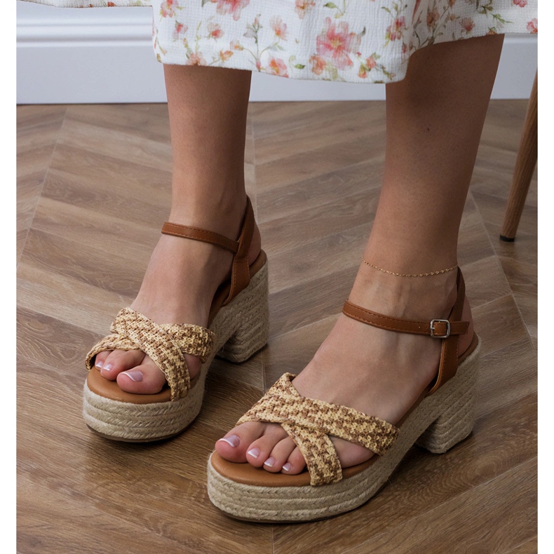 Hnědé sandály zabalené na sloupku hnědý Hnědé sandály zabalené na sloupku hnědý