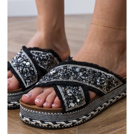 Černé žabky s pruhy černý