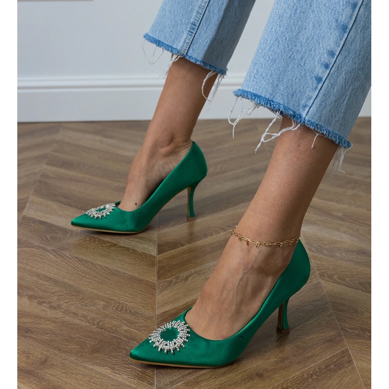 Zelené saténové čerpadla se zirkony zelená