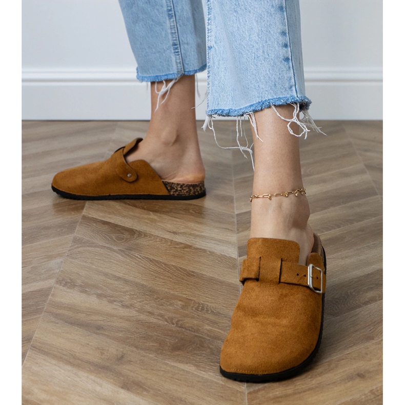 Hnědé flip -flops postavené na korku hnědý Hnědé flip -flops postavené na korku hnědý