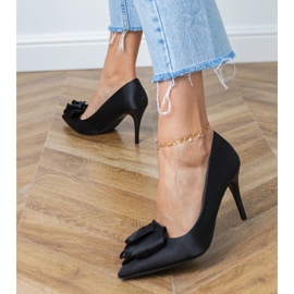 Černá saténová čerpadla s květem černý