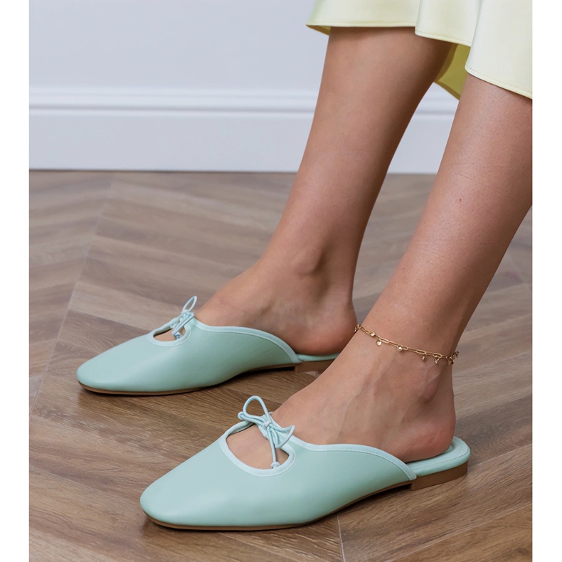 Zelené flip -flops postavené na ploché podrážce zelená Zelené flip -flops postavené na ploché podrážce zelená