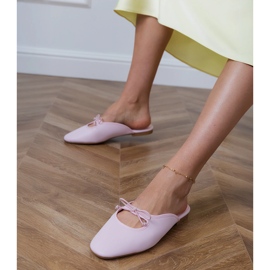 Růžové flip -flops postavené na ploché podrážce růžový