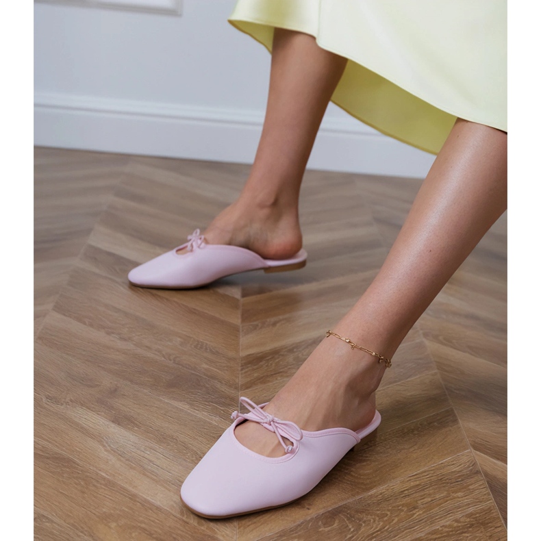 Růžové flip -flops postavené na ploché podrážce růžový