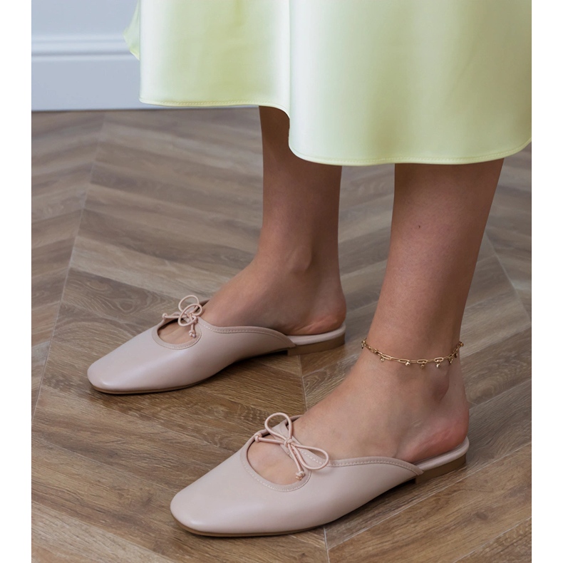 Béžové překlopení postavené na ploché podrážce béžový