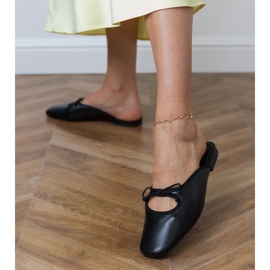 Black Flip -flops postavené na ploché podešvi černý