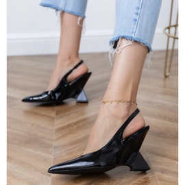 Černé sandály na geometrickém klínu černý