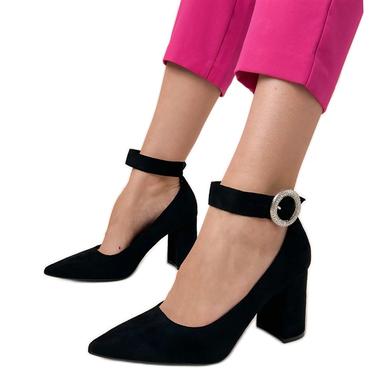 Černá čerpadla na sloupku se sponou a zirkony Černá čerpadla na sloupku se sponou a zirkony