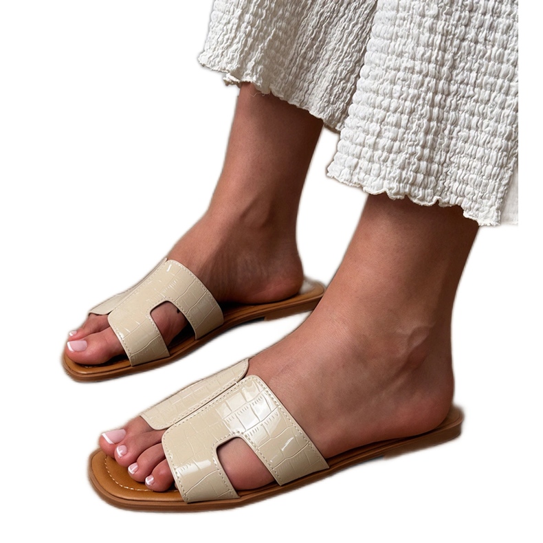 Béžové klapky na ploché podrážce s lisováním béžový