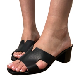 Černé žabky na sloupu s výřezy na pásu černý