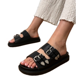 Kvítače černých žen s dekorativními sponami