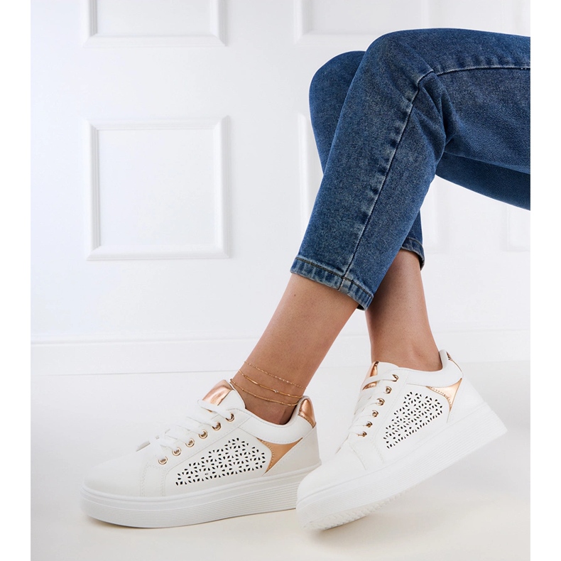 Bílé tenisky se zlatými vložkami na platformě bílý