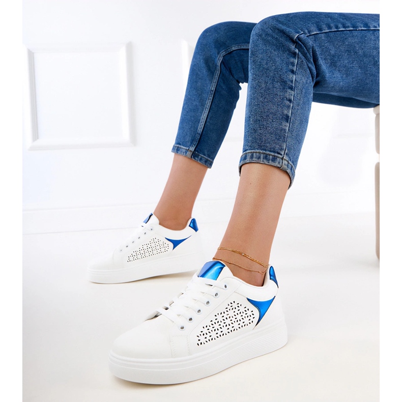 Bílé tenisky s modrými vložkami na platformě bílý