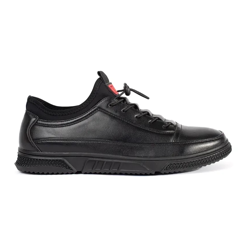 Izolovaná černá sportovní bota