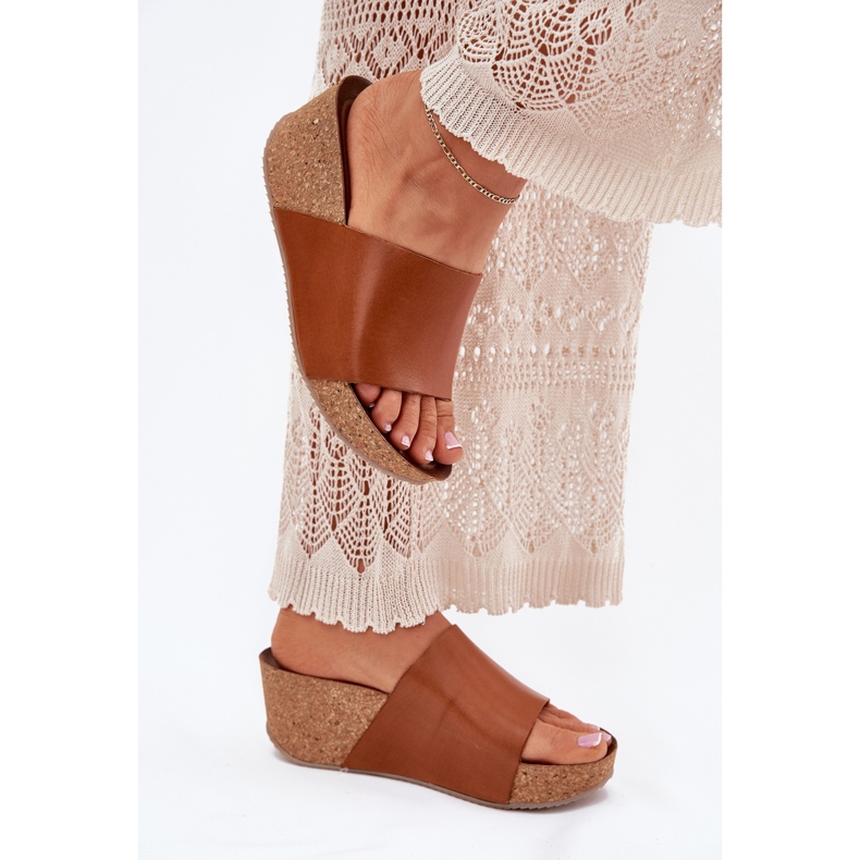 Zazoo 40291 Kožená dámská pantofle na korkových hnědých klínech Zazoo 40291 Kožená dámská pantofle na korkových hnědých klínech