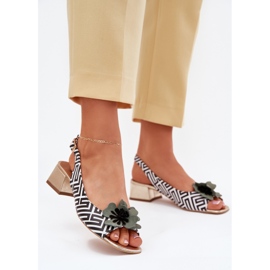 Dámské kožené sandály na bloku s dekorativní květinou Laura Messi 2973 bílá a černá bílý