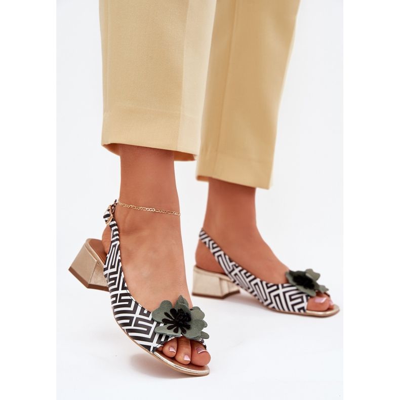 Dámské kožené sandály na bloku s dekorativní květinou Laura Messi 2973 bílá a černá bílý Dámské kožené sandály na bloku s dekorativní květinou Laura Messi 2973 bílá a černá bílý