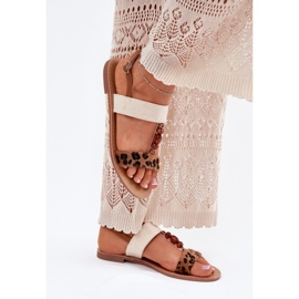 Ploché dámské sandály s korálky hnědý leopard tisk Ploché dámské sandály s korálky hnědý leopard tisk