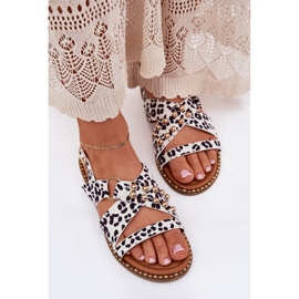 Dámské sandály s plochým podpatkem se zlatými bílými čepy Dámské sandály s plochým podpatkem se zlatými bílými čepy