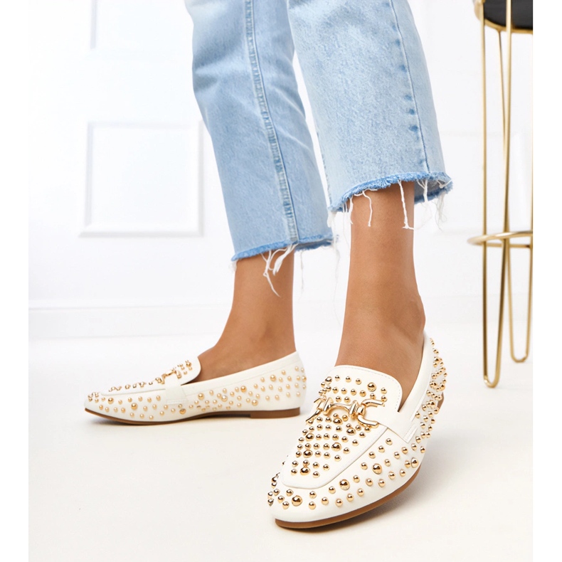 Bílé mokasíny zdobené lea cvočky bílý