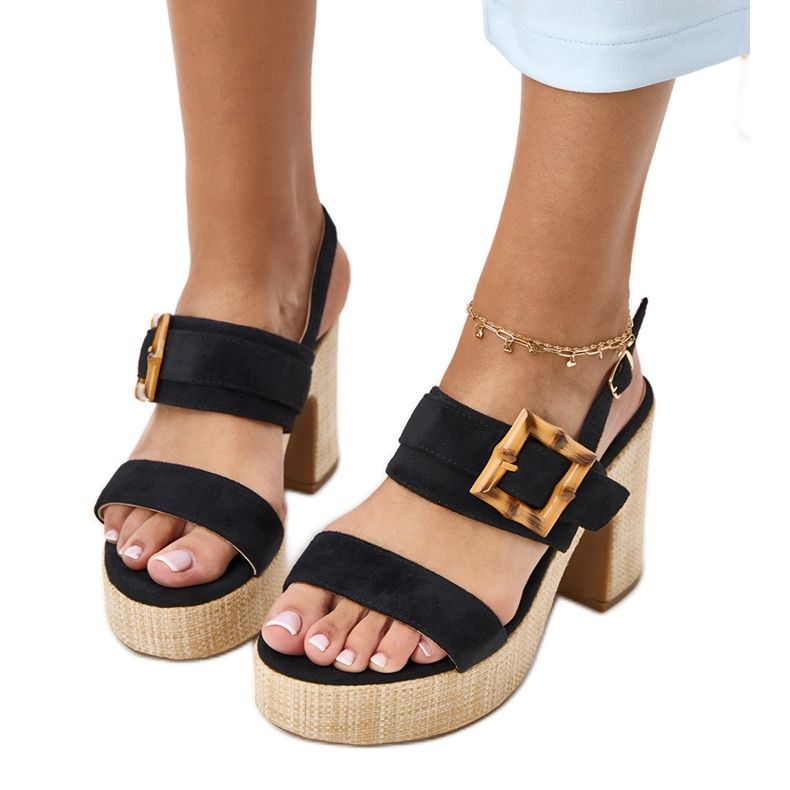 Černé sandály na sloupku zdobené svorkou Evenira černá