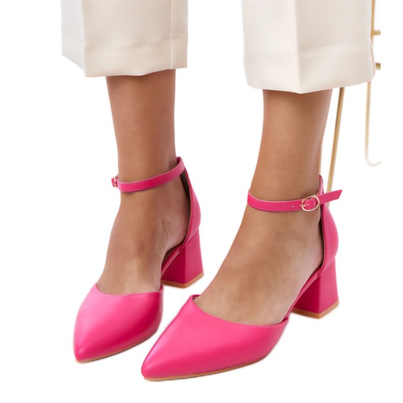 Růžová čerpadla na sloupu připevněné na krychli Keris růžový